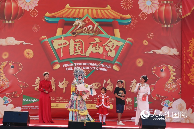 演员在西班牙广场的舞台上与观众互动。记者程龙摄