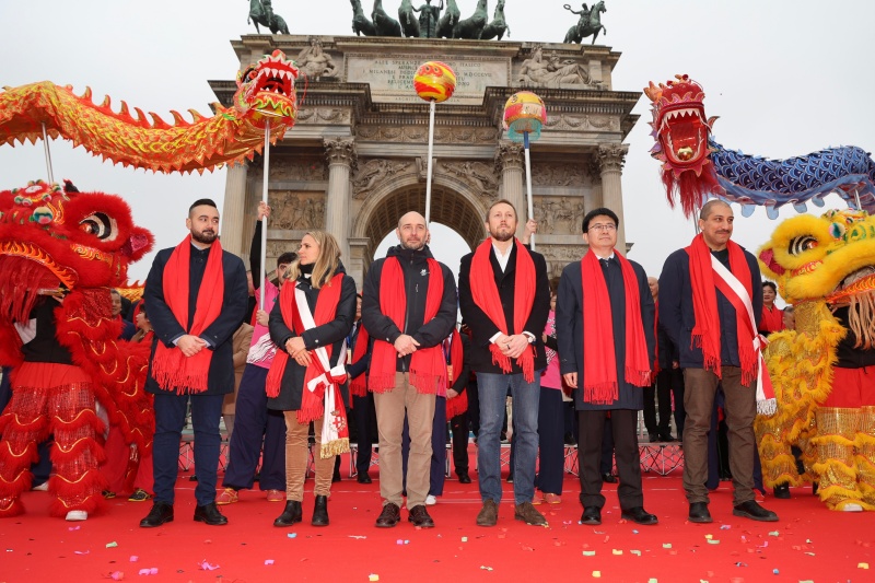 嘉宾合影。 舞狮表演。 主办方供图