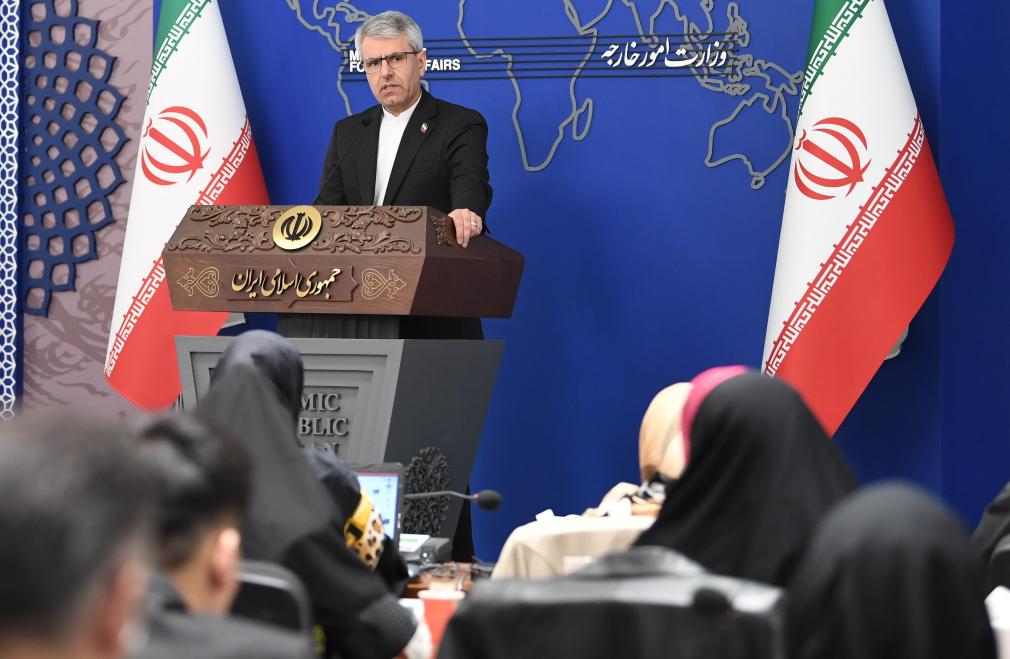 2月2日,伊朗外交部发言人巴加埃在首都德黑兰出席例行新闻发布会。巴加埃就欧盟将伊朗伊斯兰革命卫队列为“恐怖组织”一事表示,作为最低限度的措施,伊朗已经召见所有欧洲国家驻伊大使,并以书面形式表示抗议。新华社记者沙达提摄