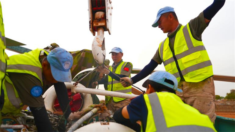 中国第六批赴阿卜耶伊维和直升机分队官兵正在更换飞机发动机。黄浩摄