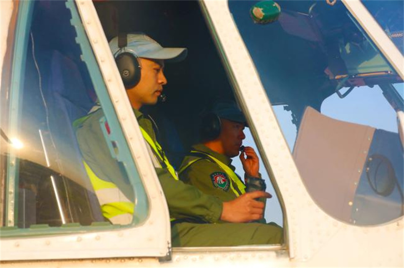 飞行机组正在准备试飞。黄浩摄