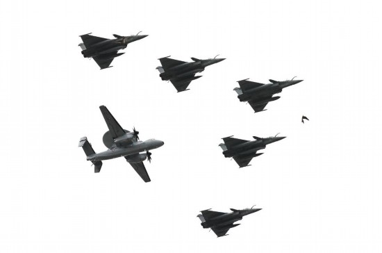 2024年7月14日，在法国巴黎凯旋门附近，法国空军飞机参加国庆节阅兵式的飞行表演。新华社记者高静摄