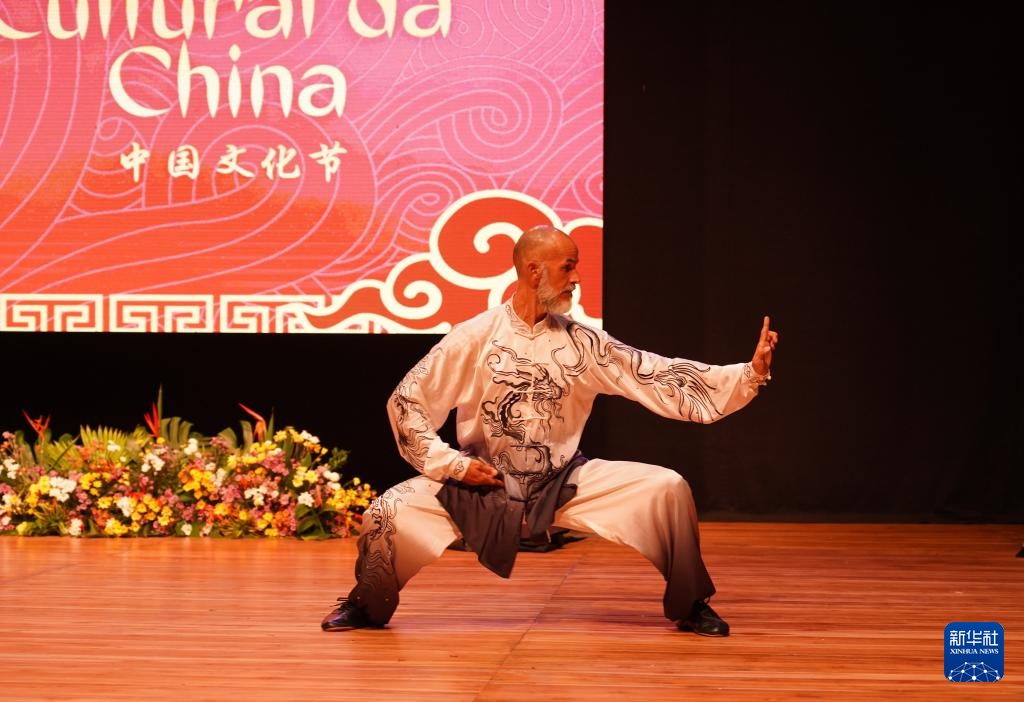 3月7日,演员在第五届帕州中国文化节开幕式上表演。新华社记者 周永穗 摄