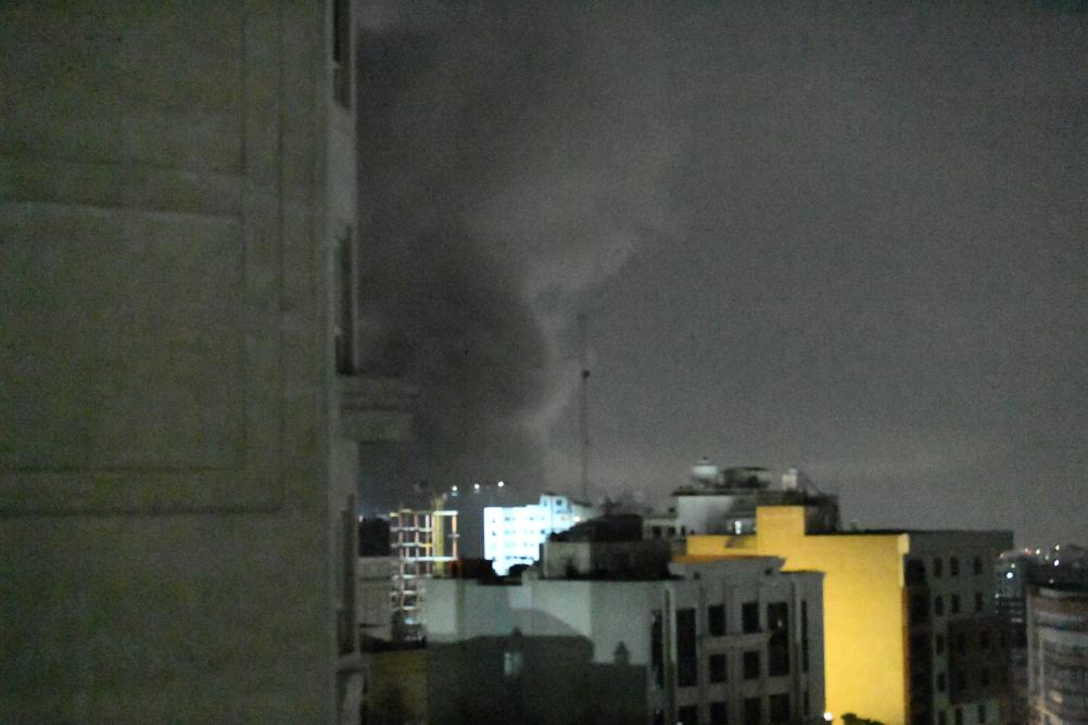 这是3月10日在伊朗首都德黑兰拍摄的遭空袭后产生的浓烟。新华社记者沙达提摄