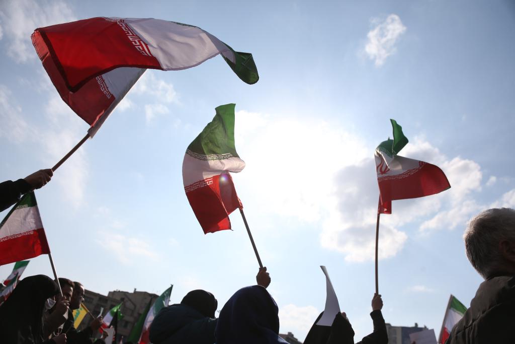 3月9日，在伊朗首都德黑兰革命广场，民众参加集会表达对伊朗新任最高领袖穆杰塔巴·哈梅内伊的忠诚。新华社记者沙达提摄