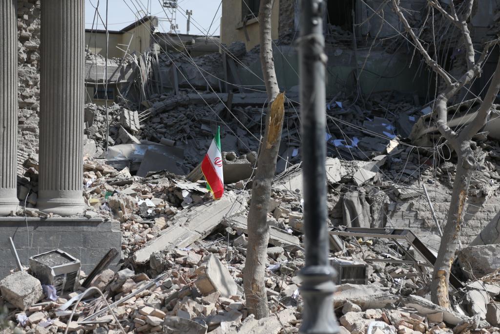 这是3月4日在伊朗德黑兰革命广场附近拍摄的一处损毁的建筑。新华社记者沙达提摄