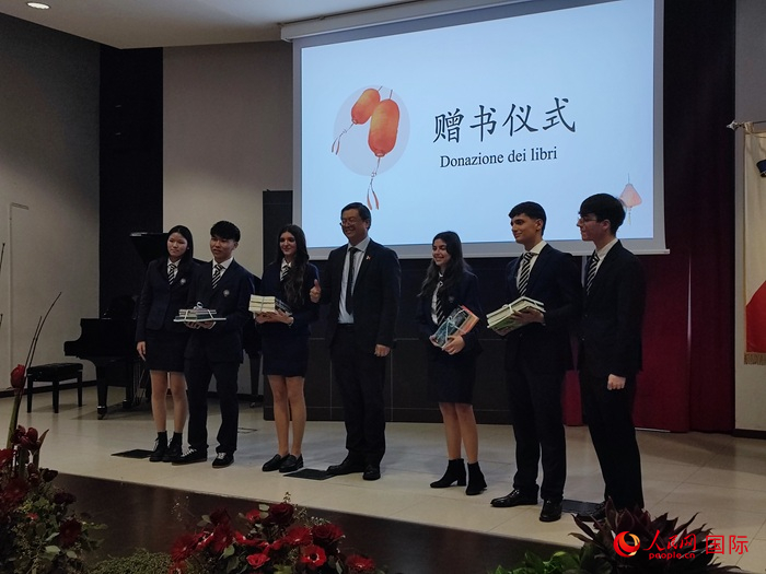 使馆向学生赠书。人民网记者 谢亚宏摄