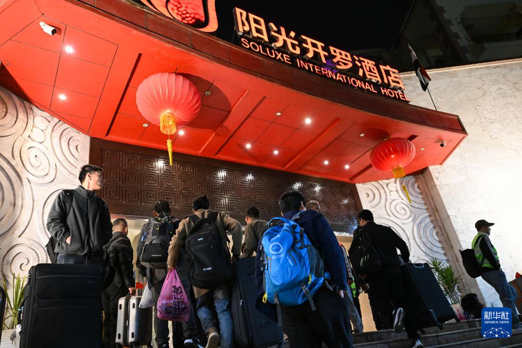 3月13日凌晨，从以色列撤离的中国公民抵达位于埃及开罗的安置酒店。新华社记者 辛梦晨 摄