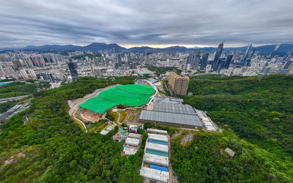 2025年12月25日在广东省深圳市罗湖区拍摄的玉龙填埋场环境修复工程(无人机照片)。新华社记者 毛思倩 摄