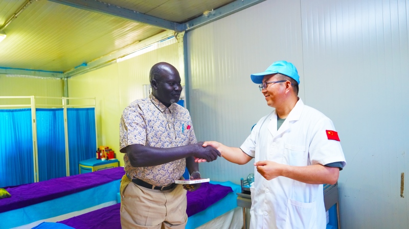 当地民众感谢温晓亮医生救治 黄浩摄