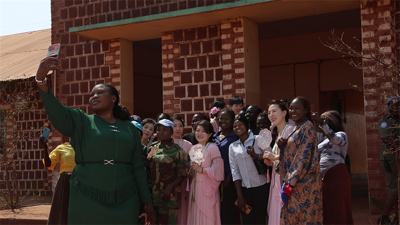 与当地学生进行互动。顾俊杰摄