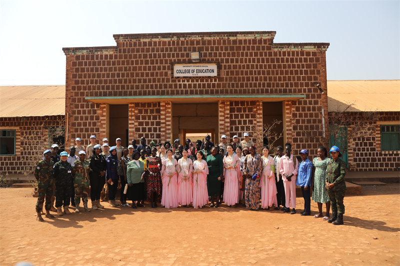 与当地学生合影留念。苗长昊摄