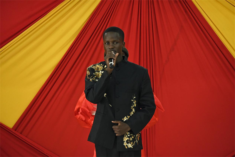 选手约翰·马克·希贝罗在演唱中文歌曲。肯雅塔大学孔子学院供图