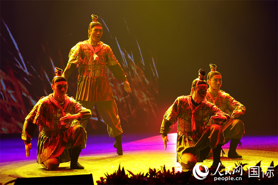 舞蹈《秦王点兵》将观众带回到中国大一统的奠基时代，感受蕴含其中的团结、秩序和力量之美。人民网记者 樊帆摄