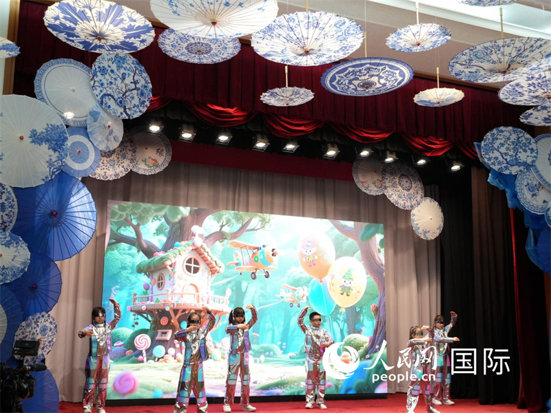 使馆阳光学校表演。人民网记者 许可摄