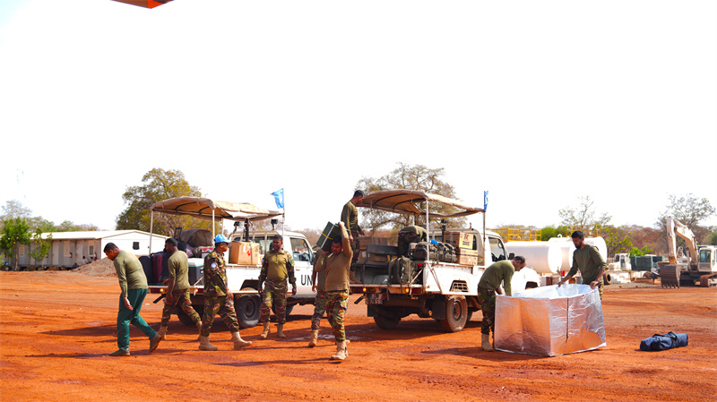 孟加拉国官兵正在搬运物资准备撤离 黄浩摄