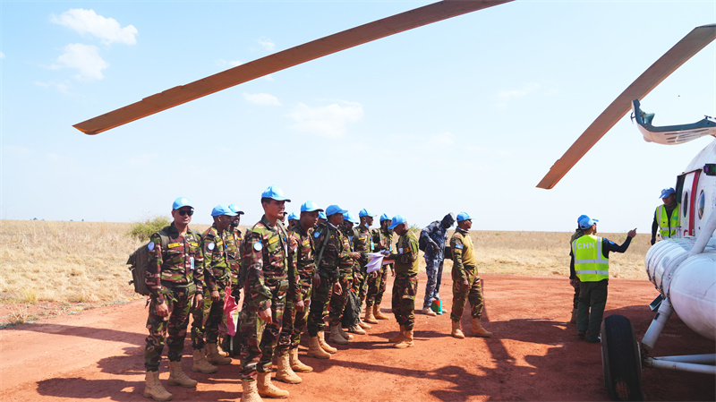 孟加拉国官兵准备登机撤离 黄浩摄