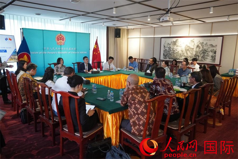 3月26日，中国驻东盟使团以“共享中国高质量发展新机遇”为主题举办媒体智库沙龙。人民网 曹师韵摄