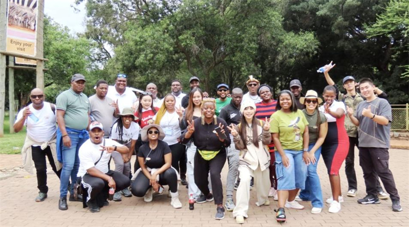 在比勒陀利亚国家动物园实操教学时合影。 中国文化中心孔子课堂供图