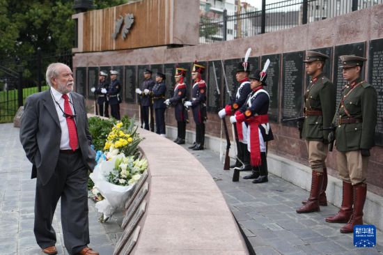 4月2日，在阿根廷布宜诺斯艾利斯举行的纪念马尔维纳斯群岛战争活动上，老人走过马岛战争阵亡将士纪念碑。新华社记者 张铎 摄