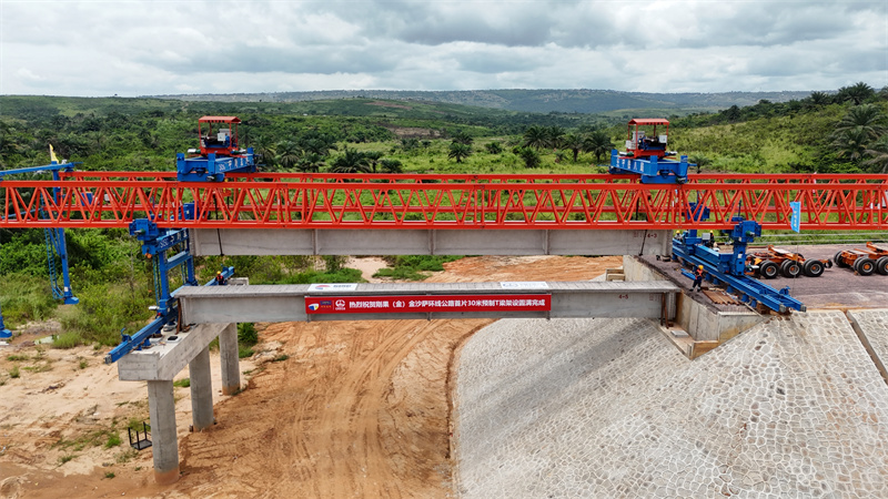 预制T梁架设过程中. 中刚基建供图