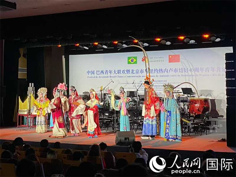 京剧串烧《贵妃醉酒》《双阳公主》《锁麟囊》《红娘》等经典选段,现场气氛热烈、掌声不断。人民网记者 于洋摄