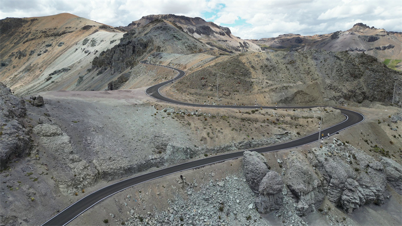 秘鲁万卡维利卡公路深入安第斯山脉腹地，海拔跨度自1500米延伸至4960米，是一条典型的高原山区复杂艰险公路。吴庆丰摄(1)