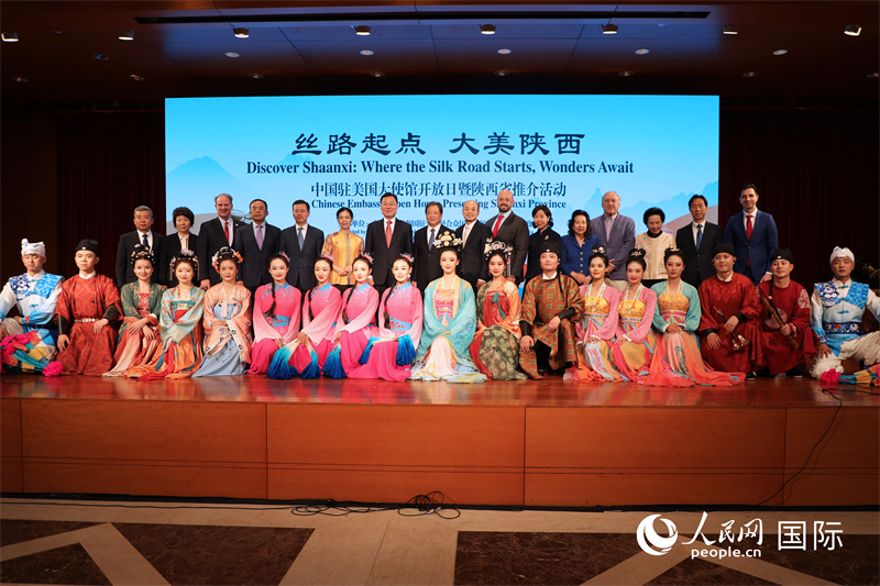 1、当地时间5月2日，中国驻美国大使馆举办开放日暨陕西省推介活动。图为嘉宾合影。 人民网记者 李志伟摄