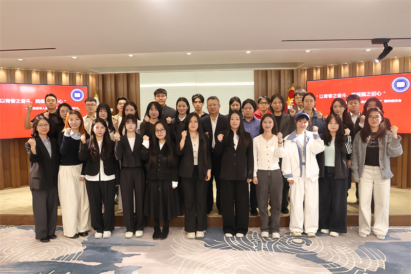 1.中国驻韩国大使馆日前举办“以青春之奋斗，践报国之初心”主题座谈会，图为座谈会合影。中国驻韩国大使馆供图