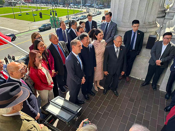 中国驻旧金山总领事张建敏及夫人郑心和旧金山市市长罗伟与嘉宾一起见证升旗仪式。谢为人 摄