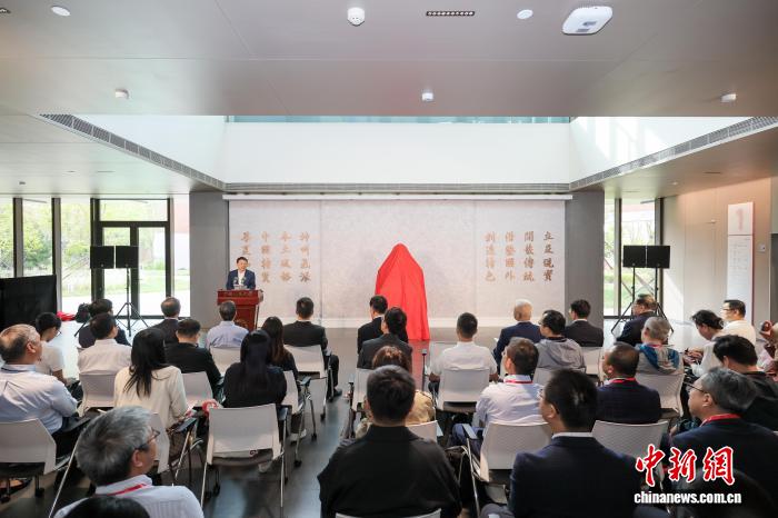 在著名社会学家、中国人民大学原副校长郑杭生九十周年诞辰之际，“社会运行论”标识性概念·原创性理论发布与研讨会暨郑杭生铜像揭幕仪式近日在中国人民大学通州校区举行。(校方供图)